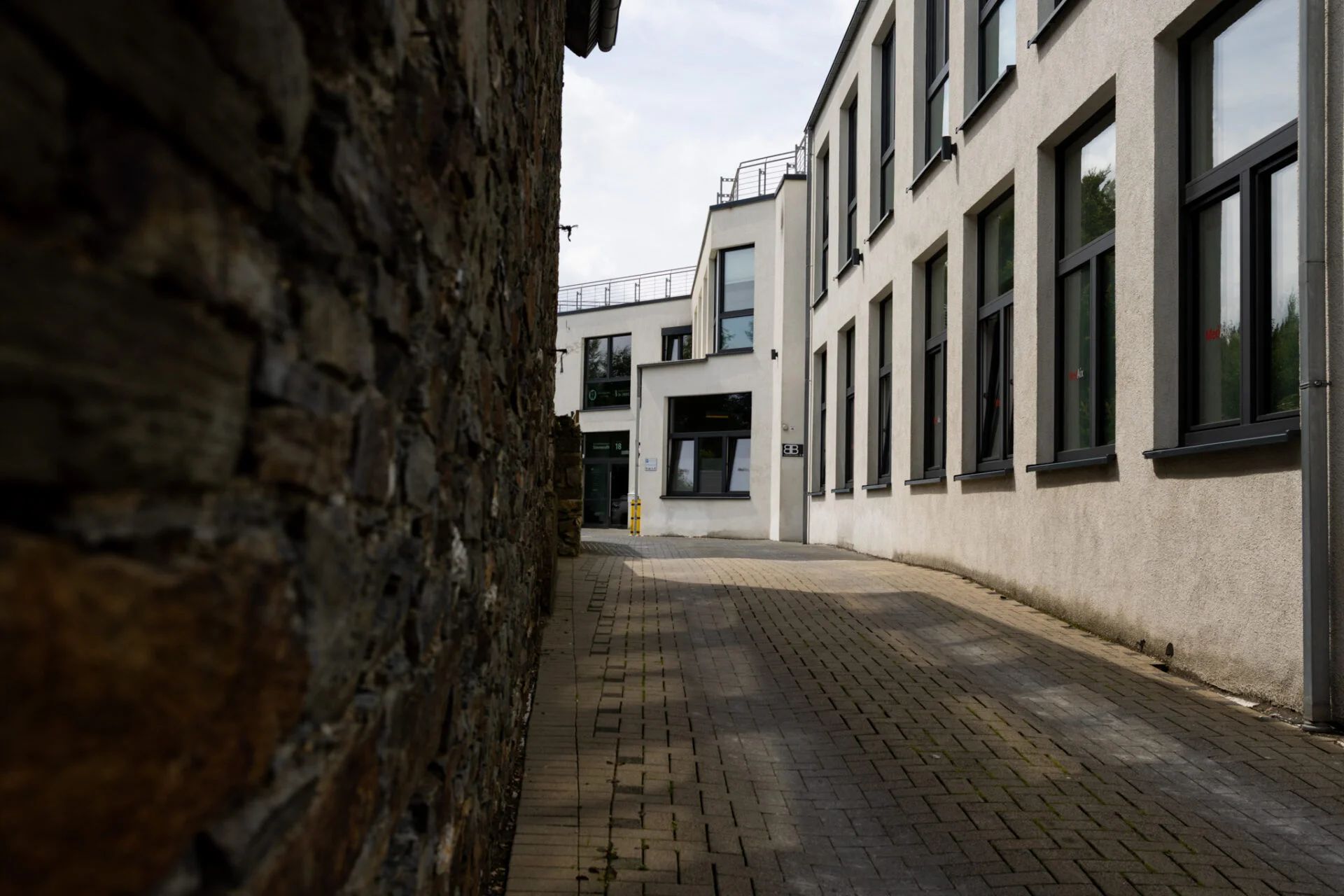 Eingang der Zahnarztpraxis im Gesundheitszentrum Simmerath